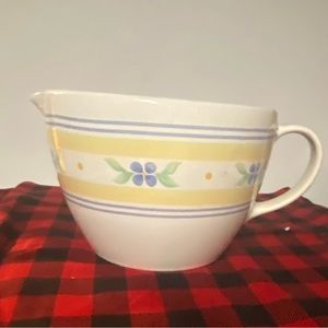 Pfaltzgraff Summer Breeze Batter Mixing Handled Bowl with Spout